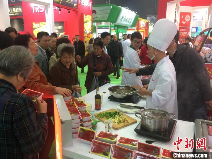 展会现场热闹非凡。　向一鹏 摄