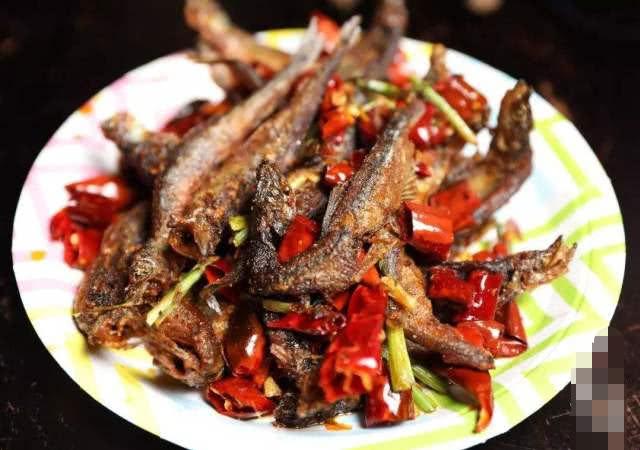 巴基斯坦蝗虫成灾，农业部长笑嘻嘻称没威胁，让大家做咖喱多吃点