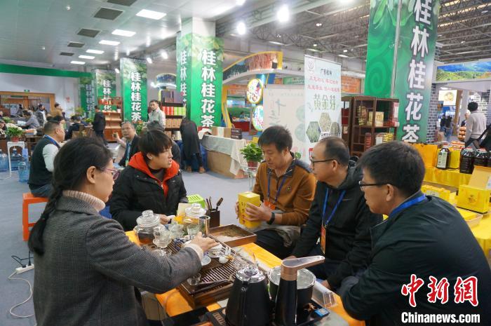 客商品尝桂林桂花茶。　欧惠兰 摄